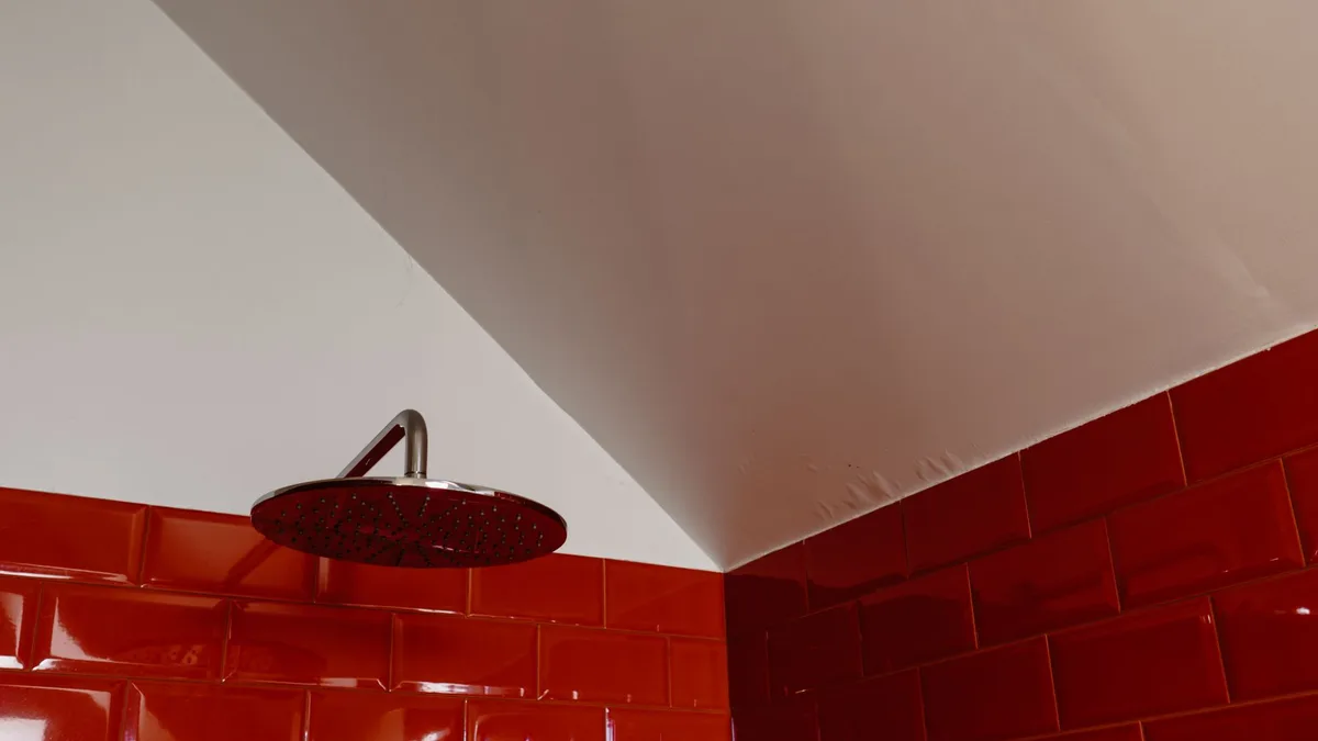 Comment carreler une salle de bain jusqu'au plafond