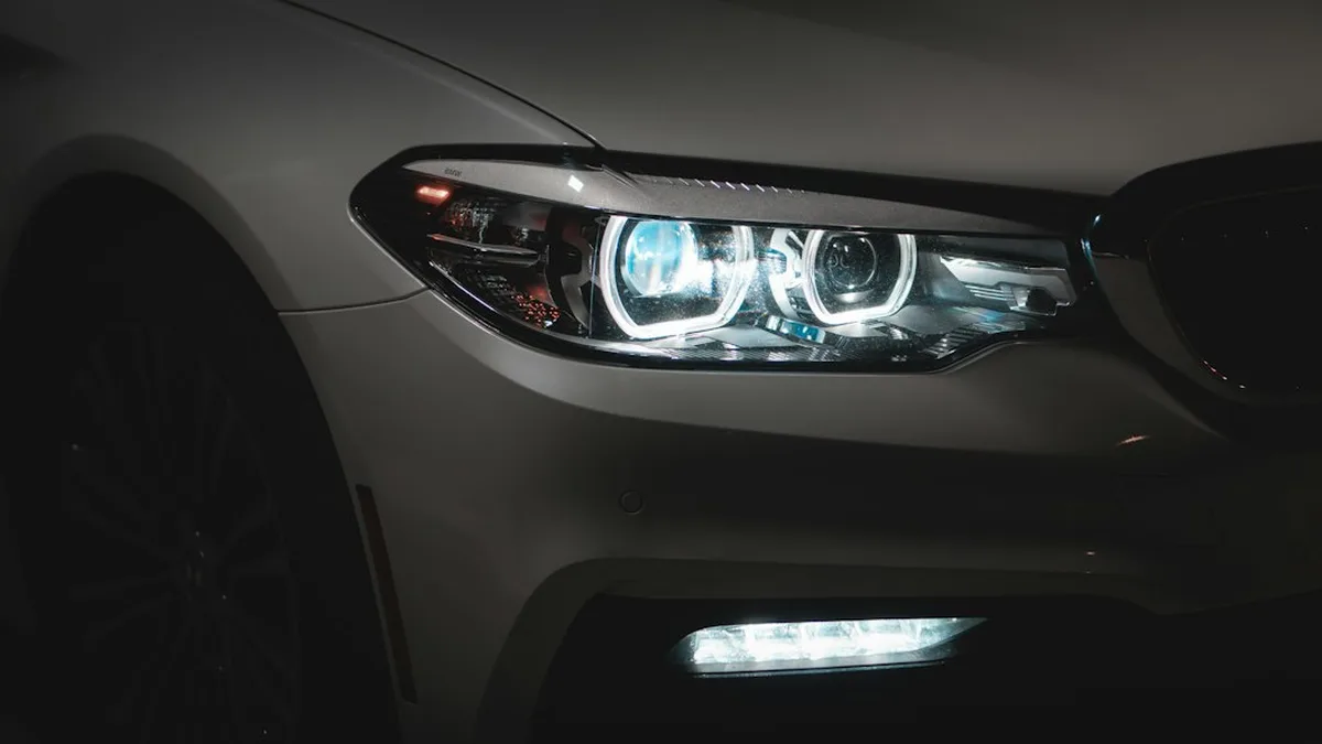 Nettoyer phare voiture : du plus simple au plus efficace