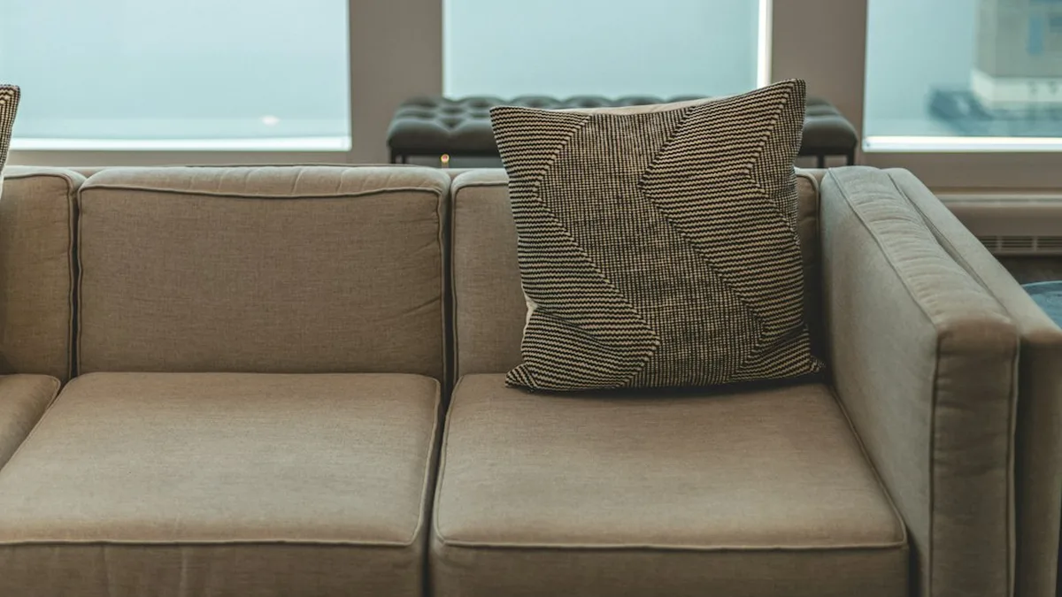 Quel produit pour nettoyer un canapé en tissu